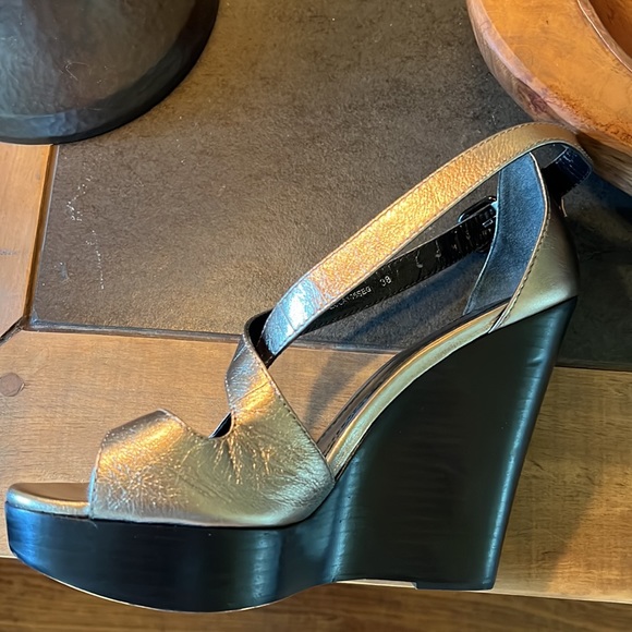 Burberry London wedge platforms, gold, Sz 38 - Picture 11 of 14